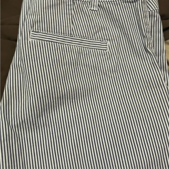 Gap women’s size 8 blue and white striped capris - Picture 4 of 4